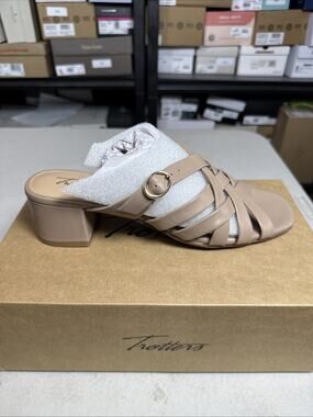 Women's 10 Trotters Women's Lauri Sandal Taupe